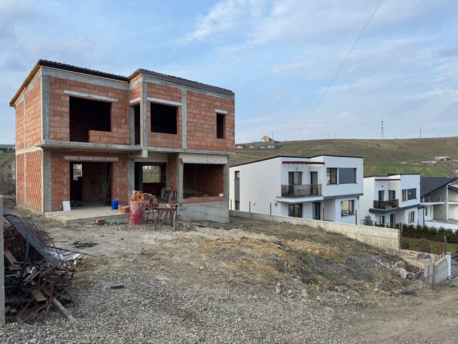 De vanzare - Case la ROSU sau la CHEIE