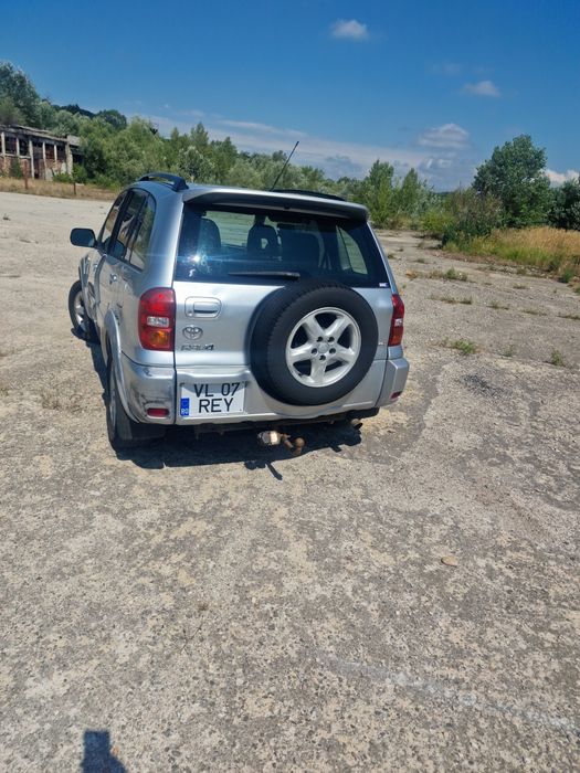 Vând Toyota RAV4, an 2004, motor 2.0 D-4D diesel 116 CP, cutie manuală, tracțiune 4x4.