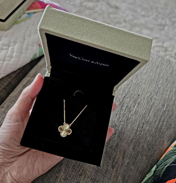 Продам кулон под ван клиф