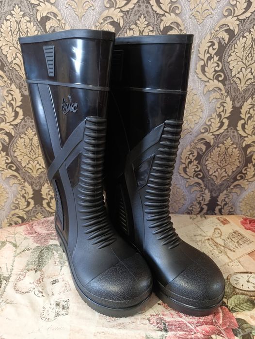 Продам резиновые сапоги