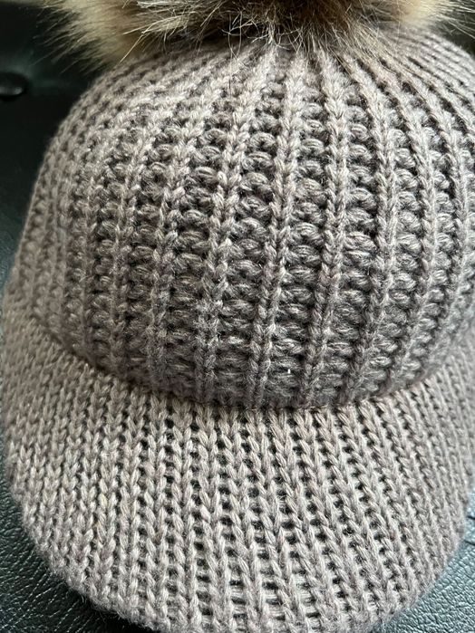 Детска шапка с козирка и помпон