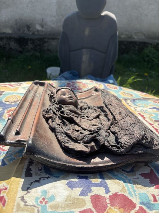 Piesa de arta sculptata pe o tigla de acoperis