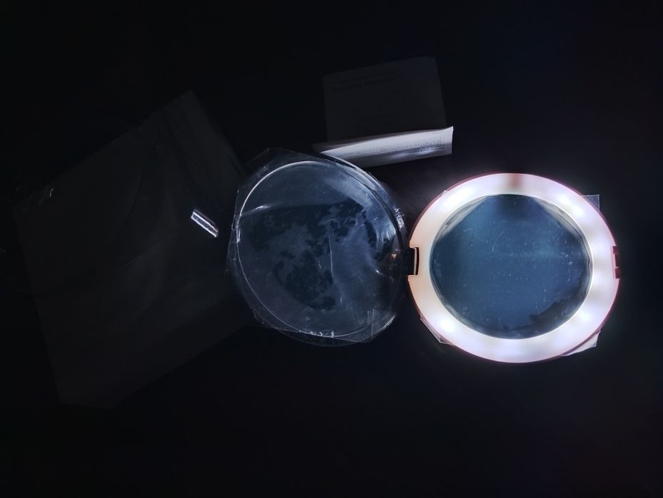 Продавам огледалце с преносима батерия