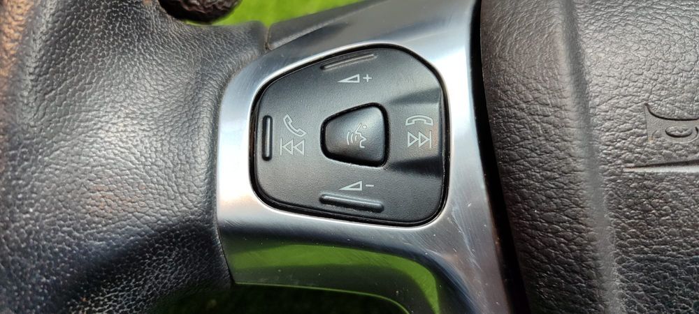 VOLAN PIELE CU COMENZI FORD FIESTA MK7 (FACELIFT) 2013–2017 COD OEM 62145390 F00 (4C2)