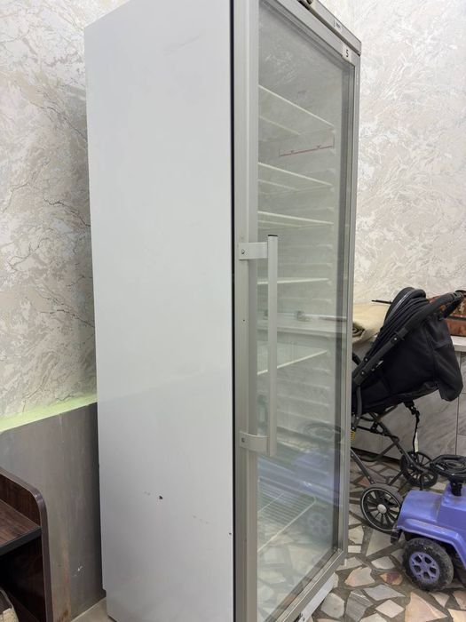 Витрынный холодильник