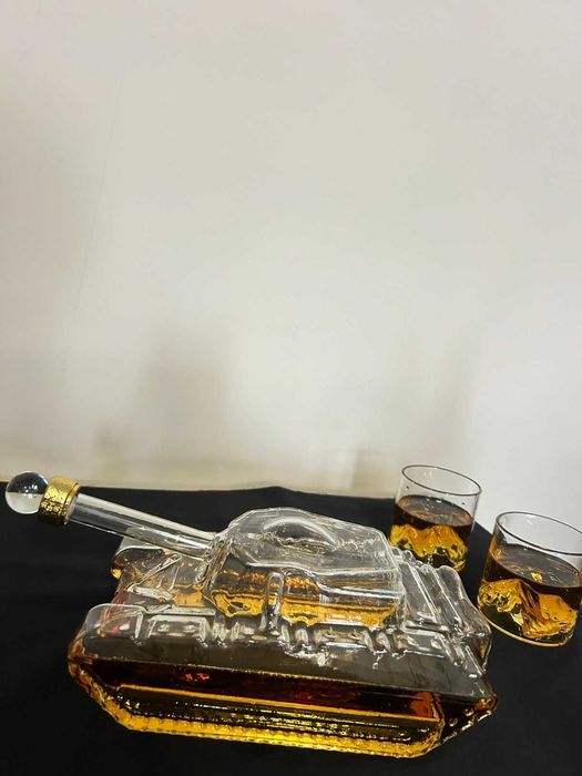 Стъклена гарафа във формата на танк