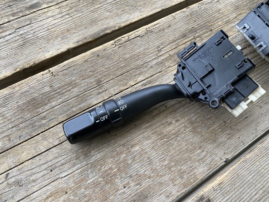 Manete stergatoare bloc lumini toyota avensis t25