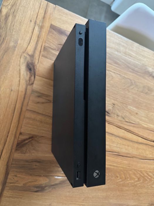 xbox one x  1TB с джойстик и игри