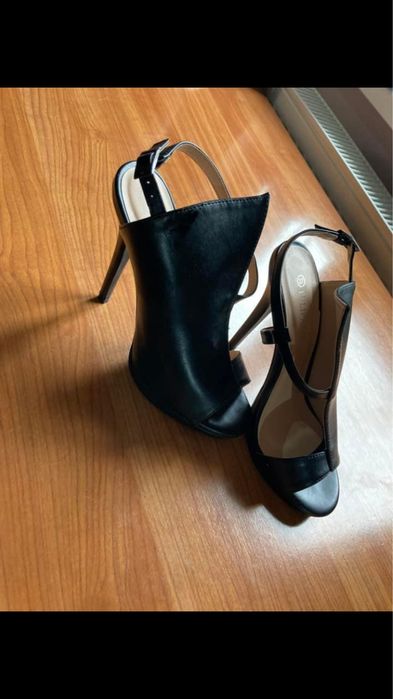 Pantofi decupati 37