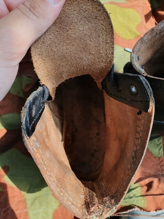 DE VÂNZARE: Bocanci scurți negri din piele – Originali din Armata Polo