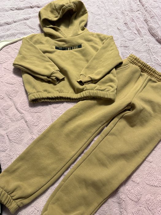 Вещи на девочку размер 122-128 это  -7-8 лет