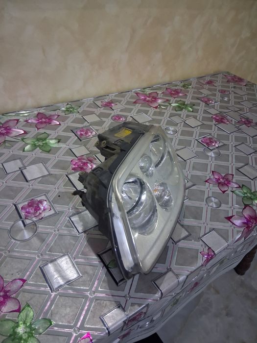 Vând far de Volkswagen Touran partea stângă