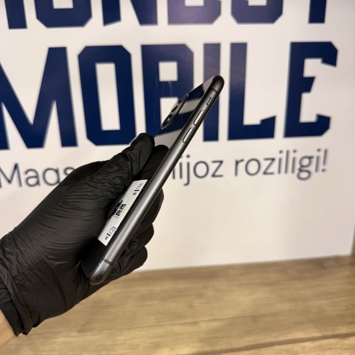 iPhone 11 black 64gb