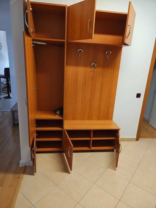 Dulap pentru hol pentru haine, cu cuier si pantofar, cu loc de sezut, + ... -executat la comanda MDF - funir de culoare frasin de calitate f. buna