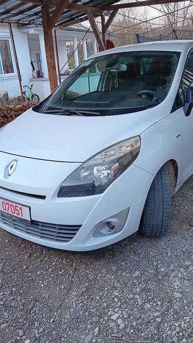 Autovehicul cu 7 locuri