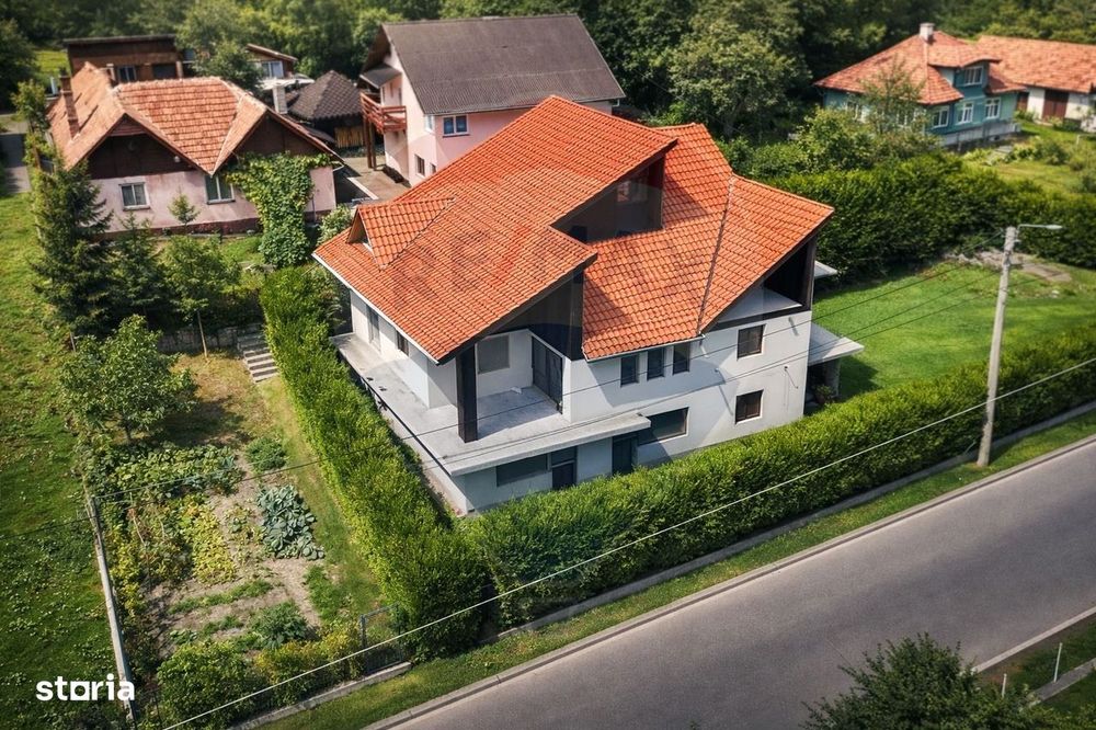 Casă / Vilă cu 8 camere / 7 bai de vânzare, Moieciu de Jos