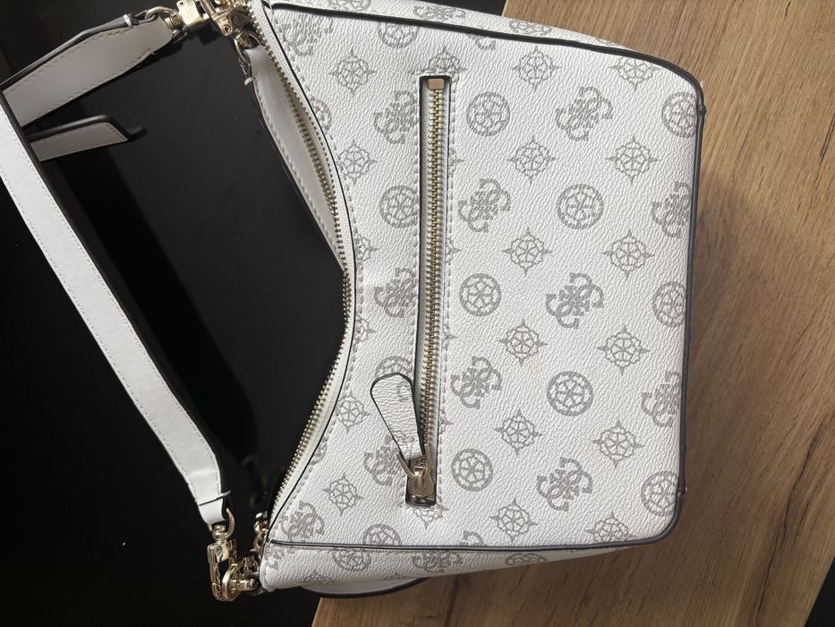 Guess бяла чанта