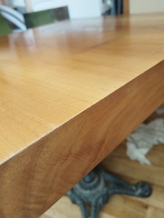 Стол на чугунной основе