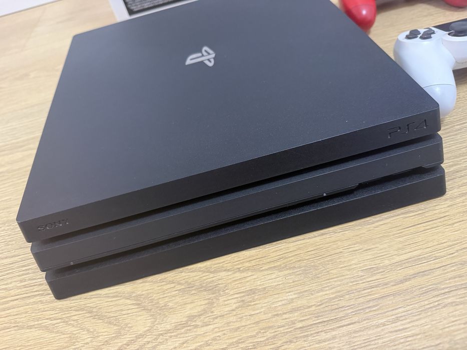 PlayStation 4 Pro, 1Tb, 2 Manete + 7 Jocuri (Fifa 25)