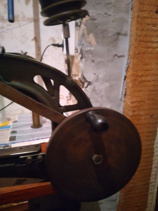 Продам швейную машинку колонок