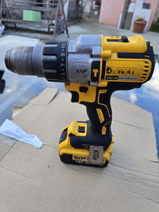 Bormașina dewalt dcd996