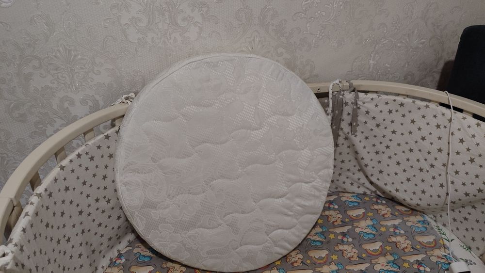 Продам кроватку с матрасами