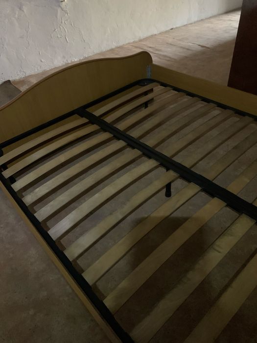Двухспальная кровать без матраса