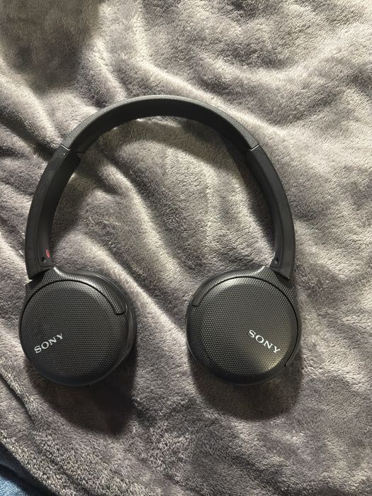 Два чифта слушалки (Sony; Trust)