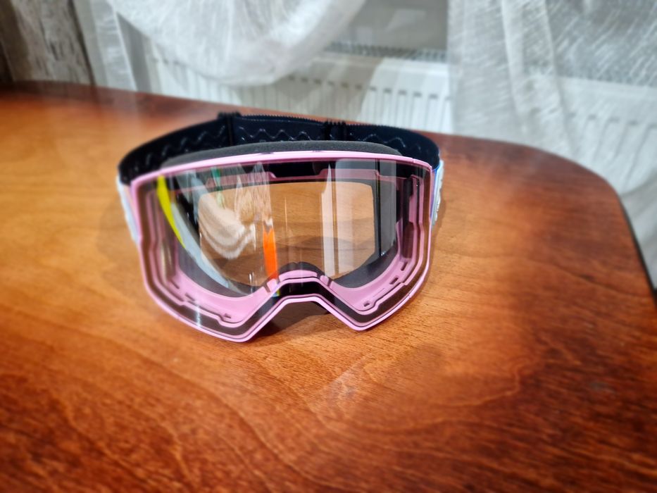 Продам горнолыжные маски.