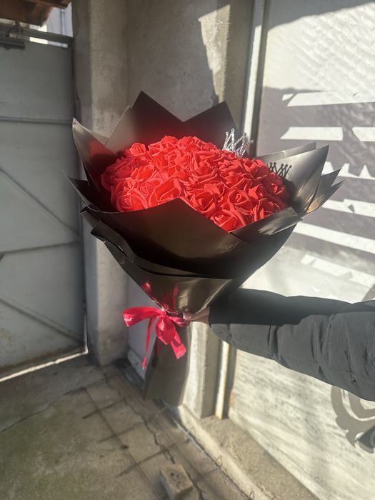 Уникален букет от червени рози