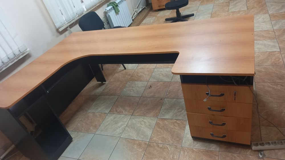 Продам офисные столы и шкафы