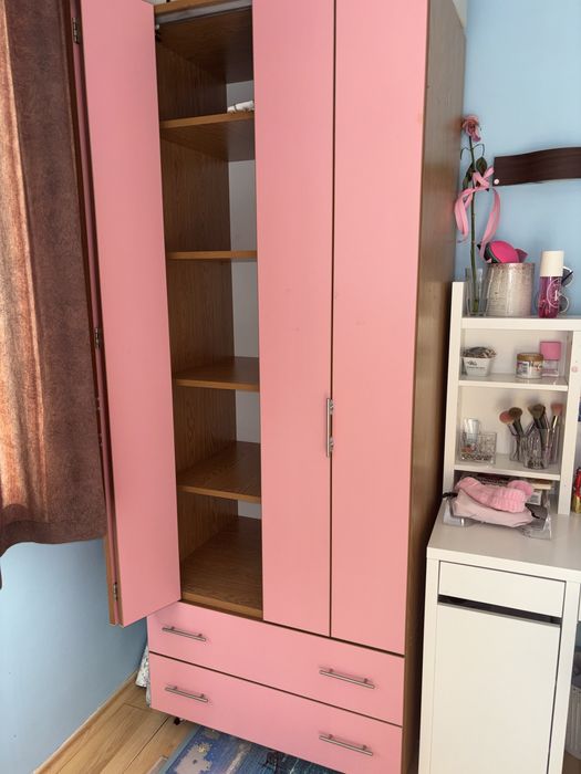 Гардероб по поръчка с рафтове, лост за закачалки и чекмеджета