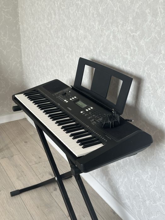 Продам синтезатор Yamaha PSR-E373