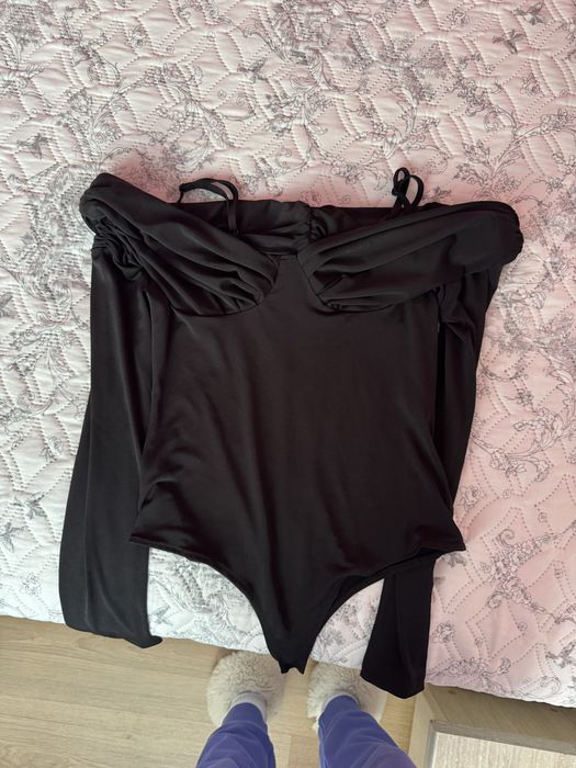 Черна блуза с паднали рамене