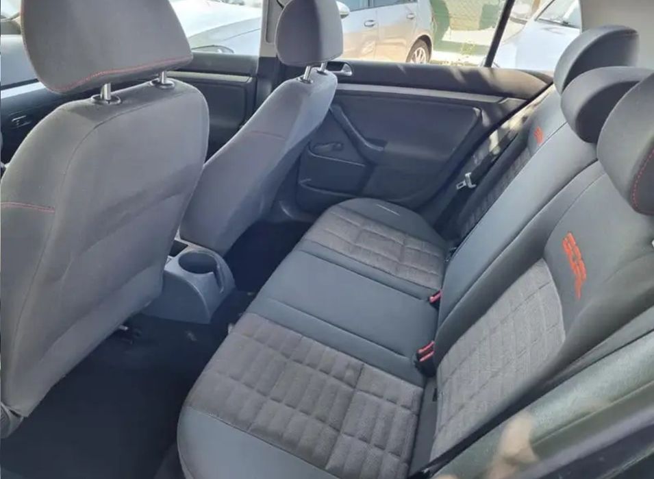 Продавам ВСЯКАКВИ части за Голф 5, имам над 10 голфа с различни двигат