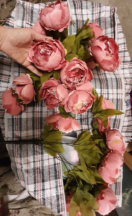 Искусственные цветы и листья