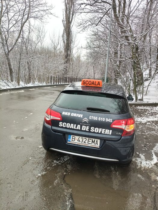 Instructor auto femeie categoria B