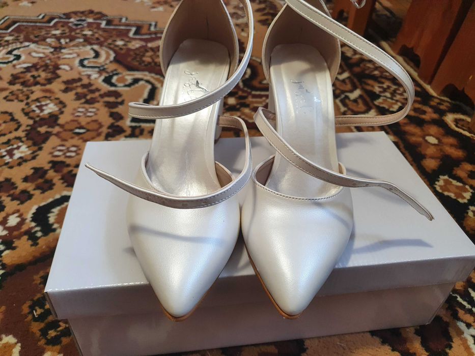 Pantofi albi marime 37