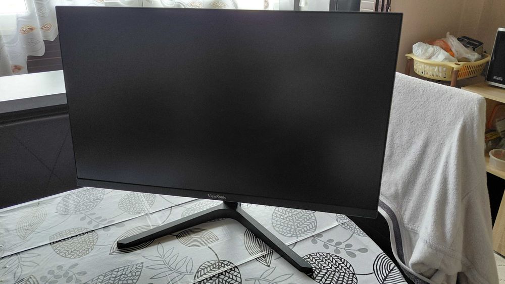 Геймърски компютър с монитор