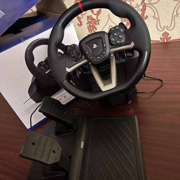 Руль с педалями.