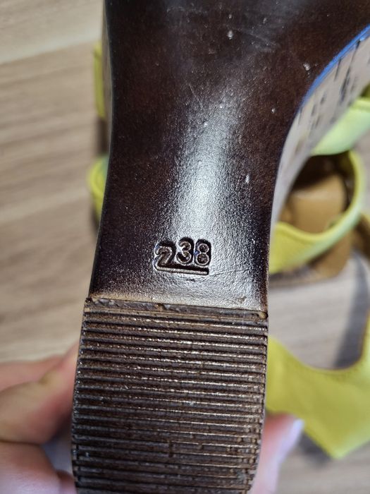 Жёлтые босоножки на платформе