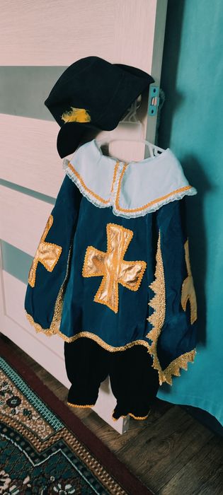 Продам новогодний костюм мушкетёра