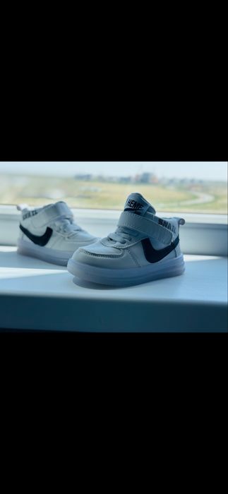 Продам детские кроссовки