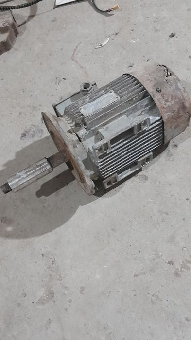 Электродвигатель трех фазный