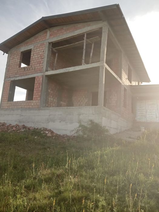 Casa de vânzare lângă sala polivalentă