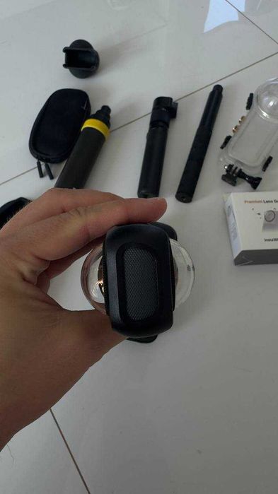 Pachet complet Insta360 X4 + accesorii în valoare de peste 1.500 lei: carcasă subacvatică, Premium Lens, selfie stick extins 3m, monopiede și huse.