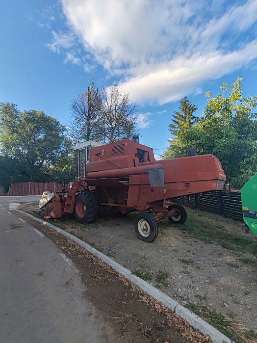 Vând combină International 923.