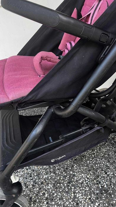 Продавам лятна бебешка количка Cybex розова на цвят