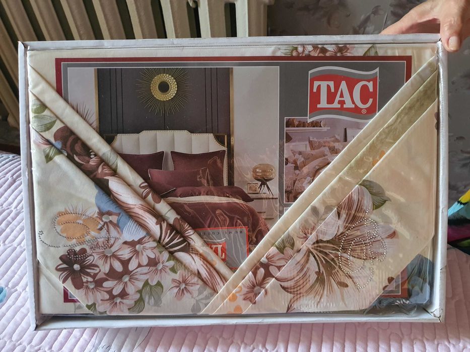 Продам подарочный набор постельного белья и две вакуумные подушки