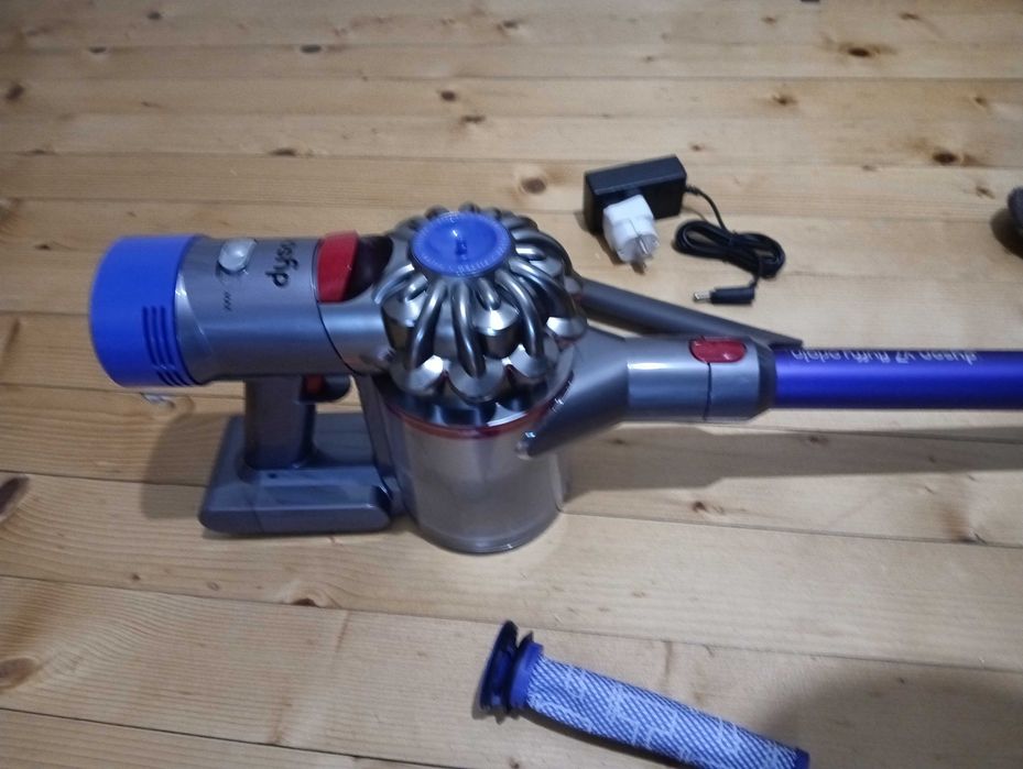 Продавам много добра Dyson V7 почистена прахосмукачка с отлична батерия и аксесоари